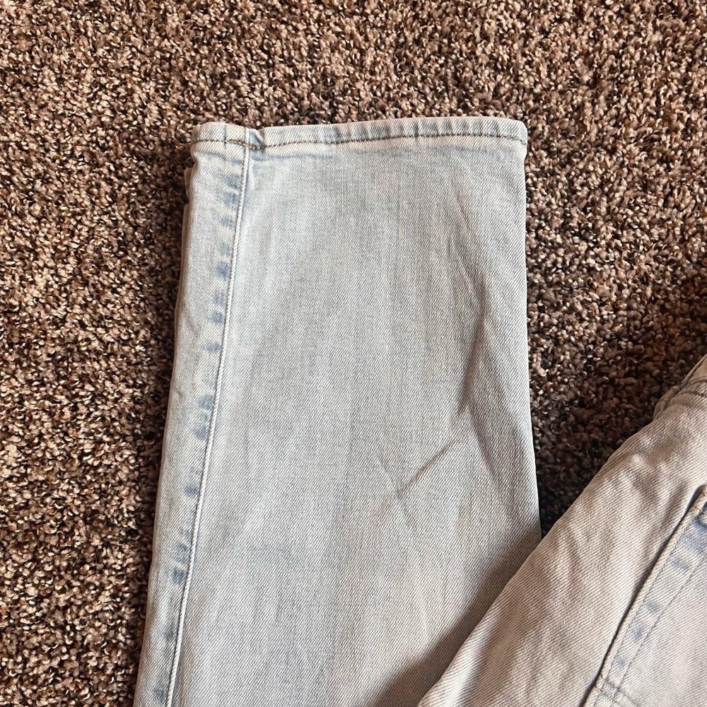 American Eagle Men’s Slim Fit Light Wash Denim Jeans - Picture 5 of 8